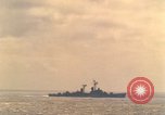 Standbild USS Forrestal Brände gun salute für Präsident während der Flotte überprüfen Atlantik, 1962, aus Sekunde 53 historischem Filmmaterial Videoclip 65675030394
