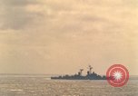 Standbild USS Forrestal Brände gun salute für Präsident während der Flotte überprüfen Atlantik, 1962, aus Sekunde 54 historischem Filmmaterial Videoclip 65675030394