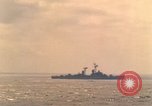 Standbild USS Forrestal Brände gun salute für Präsident während der Flotte überprüfen Atlantik, 1962, aus Sekunde 55 historischem Filmmaterial Videoclip 65675030394