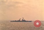 Standbild USS Forrestal Brände gun salute für Präsident während der Flotte überprüfen Atlantik, 1962, aus Sekunde 56 historischem Filmmaterial Videoclip 65675030394