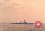 Standbild USS Forrestal Brände gun salute für Präsident während der Flotte überprüfen Atlantik, 1962, aus Sekunde 57 historischem Filmmaterial Videoclip 65675030394