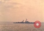 Standbild USS Forrestal Brände gun salute für Präsident während der Flotte überprüfen Atlantik, 1962, aus Sekunde 58 historischem Filmmaterial Videoclip 65675030394