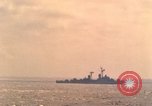 Standbild USS Forrestal Brände gun salute für Präsident während der Flotte überprüfen Atlantik, 1962, aus Sekunde 59 historischem Filmmaterial Videoclip 65675030394