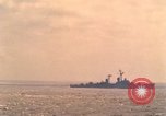 Standbild USS Forrestal Brände gun salute für Präsident während der Flotte überprüfen Atlantik, 1962, aus Sekunde 60 historischem Filmmaterial Videoclip 65675030394