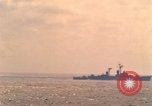 Standbild USS Forrestal Brände gun salute für Präsident während der Flotte überprüfen Atlantik, 1962, aus Sekunde 61 historischem Filmmaterial Videoclip 65675030394