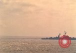 Standbild USS Forrestal Brände gun salute für Präsident während der Flotte überprüfen Atlantik, 1962, aus Sekunde 62 historischem Filmmaterial Videoclip 65675030394