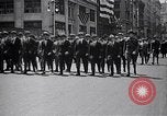 Immagine di Inductees in abiti civili marzo New York United States USA, 1917, secondo 24 filmato di repertorio 65675030403
