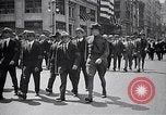 Immagine di Inductees in abiti civili marzo New York United States USA, 1917, secondo 28 filmato di repertorio 65675030403