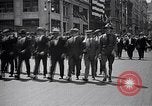 Immagine di Inductees in abiti civili marzo New York United States USA, 1917, secondo 32 filmato di repertorio 65675030403