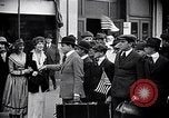 Immagine di Inductees in abiti civili marzo New York United States USA, 1917, secondo 60 filmato di repertorio 65675030403
