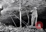 Image le forage de trous Kennecott Alaska USA, 1927, de la seconde 15 séquences d'archives historiques vidéo 65675030409