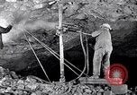 Image le forage de trous Kennecott Alaska USA, 1927, de la seconde 16 séquences d'archives historiques vidéo 65675030409