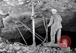 Image le forage de trous Kennecott Alaska USA, 1927, de la seconde 18 séquences d'archives historiques vidéo 65675030409