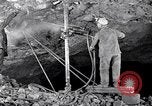 Image le forage de trous Kennecott Alaska USA, 1927, de la seconde 20 séquences d'archives historiques vidéo 65675030409