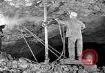 Image le forage de trous Kennecott Alaska USA, 1927, de la seconde 25 séquences d'archives historiques vidéo 65675030409