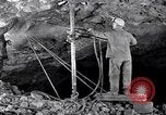 Image le forage de trous Kennecott Alaska USA, 1927, de la seconde 27 séquences d'archives historiques vidéo 65675030409