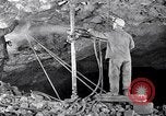 Image le forage de trous Kennecott Alaska USA, 1927, de la seconde 28 séquences d'archives historiques vidéo 65675030409
