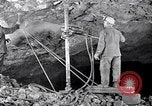 Image le forage de trous Kennecott Alaska USA, 1927, de la seconde 29 séquences d'archives historiques vidéo 65675030409