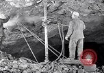 Image le forage de trous Kennecott Alaska USA, 1927, de la seconde 30 séquences d'archives historiques vidéo 65675030409