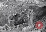 Image le forage de trous Kennecott Alaska USA, 1927, de la seconde 44 séquences d'archives historiques vidéo 65675030409