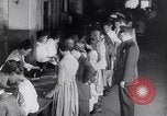 Immagine di Il razionamento di guerra United States USA, 1917, secondo 13 filmato di repertorio 65675030442