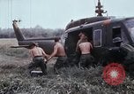 Standbild entladen liefert Vietnam, 1968, aus Sekunde 10 historischem Filmmaterial Videoclip 65675030470