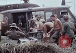 Standbild entladen liefert Vietnam, 1968, aus Sekunde 21 historischem Filmmaterial Videoclip 65675030470