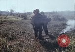 Standbild UH-1D Hubschrauber Kambodscha, 1968, aus Sekunde 20 historischem Filmmaterial Videoclip 65675030471