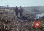 Standbild UH-1D Hubschrauber Kambodscha, 1968, aus Sekunde 24 historischem Filmmaterial Videoclip 65675030471