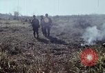 Standbild UH-1D Hubschrauber Kambodscha, 1968, aus Sekunde 25 historischem Filmmaterial Videoclip 65675030471