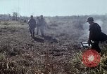 Standbild UH-1D Hubschrauber Kambodscha, 1968, aus Sekunde 26 historischem Filmmaterial Videoclip 65675030471