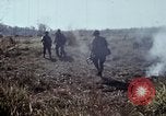 Standbild UH-1D Hubschrauber Kambodscha, 1968, aus Sekunde 29 historischem Filmmaterial Videoclip 65675030471