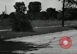 Standbild Schäden an Reifen wegen Ausschlag fahren Akron Ohio USA, 1941, aus Sekunde 17 historischem Filmmaterial Videoclip 65675030481