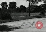 Standbild Schäden an Reifen wegen Ausschlag fahren Akron Ohio USA, 1941, aus Sekunde 19 historischem Filmmaterial Videoclip 65675030481