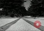 Standbild Schäden an Reifen wegen Ausschlag fahren Akron Ohio USA, 1941, aus Sekunde 25 historischem Filmmaterial Videoclip 65675030481