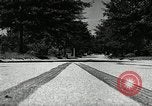 Standbild Schäden an Reifen wegen Ausschlag fahren Akron Ohio USA, 1941, aus Sekunde 27 historischem Filmmaterial Videoclip 65675030481