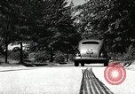Standbild Schäden an Reifen wegen Ausschlag fahren Akron Ohio USA, 1941, aus Sekunde 45 historischem Filmmaterial Videoclip 65675030481