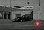 Standbild Wenden mit hoher Geschwindigkeit mit dem Auto vor Stadion Akron Ohio USA, 1941, aus Sekunde 4 historischem Filmmaterial Videoclip 65675030482
