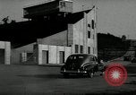 Standbild Wenden mit hoher Geschwindigkeit mit dem Auto vor Stadion Akron Ohio USA, 1941, aus Sekunde 10 historischem Filmmaterial Videoclip 65675030482