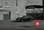 Standbild Wenden mit hoher Geschwindigkeit mit dem Auto vor Stadion Akron Ohio USA, 1941, aus Sekunde 15 historischem Filmmaterial Videoclip 65675030482