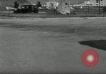 Standbild Wenden mit hoher Geschwindigkeit mit dem Auto vor Stadion Akron Ohio USA, 1941, aus Sekunde 29 historischem Filmmaterial Videoclip 65675030482
