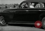 Standbild Wenden mit hoher Geschwindigkeit mit dem Auto vor Stadion Akron Ohio USA, 1941, aus Sekunde 32 historischem Filmmaterial Videoclip 65675030482