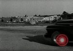 Standbild Wenden mit hoher Geschwindigkeit mit dem Auto vor Stadion Akron Ohio USA, 1941, aus Sekunde 37 historischem Filmmaterial Videoclip 65675030482