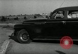 Standbild Wenden mit hoher Geschwindigkeit mit dem Auto vor Stadion Akron Ohio USA, 1941, aus Sekunde 38 historischem Filmmaterial Videoclip 65675030482