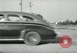 Standbild Wenden mit hoher Geschwindigkeit mit dem Auto vor Stadion Akron Ohio USA, 1941, aus Sekunde 43 historischem Filmmaterial Videoclip 65675030482