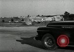 Standbild Wenden mit hoher Geschwindigkeit mit dem Auto vor Stadion Akron Ohio USA, 1941, aus Sekunde 45 historischem Filmmaterial Videoclip 65675030482