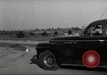 Standbild Wenden mit hoher Geschwindigkeit mit dem Auto vor Stadion Akron Ohio USA, 1941, aus Sekunde 46 historischem Filmmaterial Videoclip 65675030482