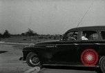 Standbild Wenden mit hoher Geschwindigkeit mit dem Auto vor Stadion Akron Ohio USA, 1941, aus Sekunde 47 historischem Filmmaterial Videoclip 65675030482