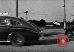 Standbild Wenden mit hoher Geschwindigkeit mit dem Auto vor Stadion Akron Ohio USA, 1941, aus Sekunde 51 historischem Filmmaterial Videoclip 65675030482