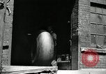Standbild Arbeitnehmer rolling große Reifen Schläuche Akron Ohio USA, 1941, aus Sekunde 3 historischem Filmmaterial Videoclip 65675030483